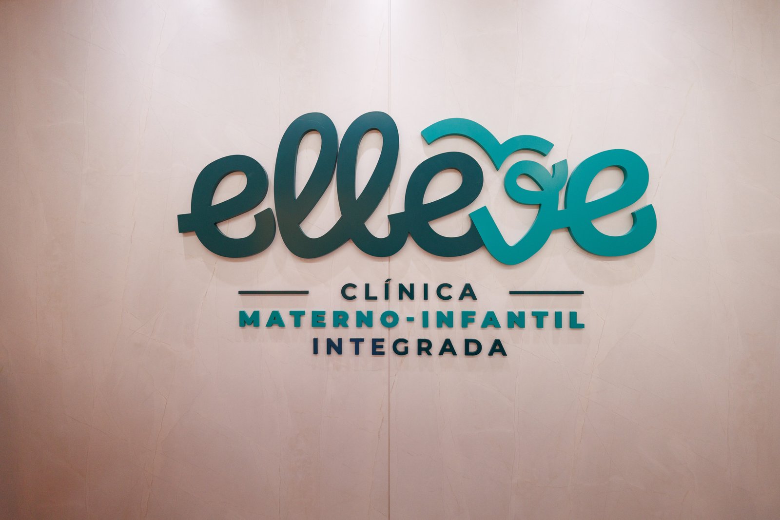 Logo Elleve em relevo na parede